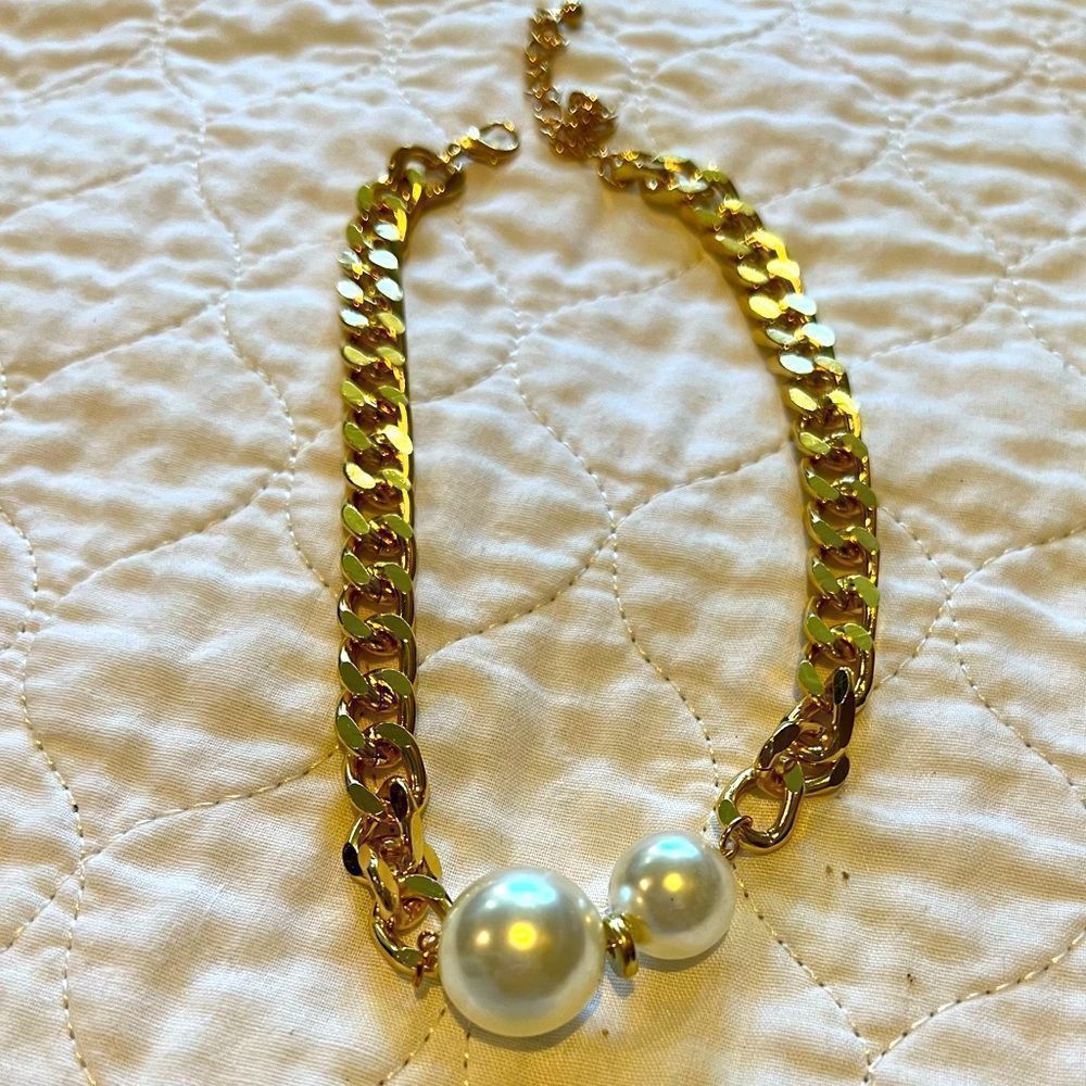 Gold tone Necklace with Pearl Accents